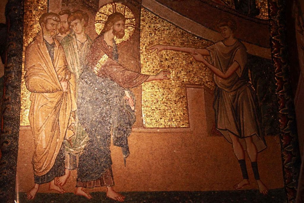 A l'est de l'arc du narthex intérieur, Jésus est représenté guérissant un malade hydropique.