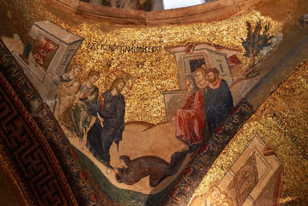 Sur le pendentif sud-est de la coupole du narthex intérieur, une femme souffrant d'hémorragie supplie Jésus de la guérir. 