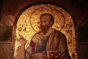 Dans le narthex intérieur, Saint Paul est représenté debout, faisant le signe de bénédiction de sa main droite.