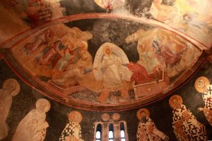 Chora. La fresque de la Résurrection est représentée sur la demi-coupole de l'abside du Parecclession. Le Christ tire Adam et Eve hors des sarcophages.