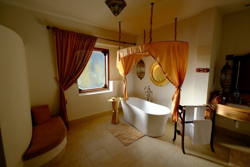 Zanzibar. Baraza resort. La salle de bain de sultane swahili, avec les sels de bain pour se prélasser seule ou à deux. .