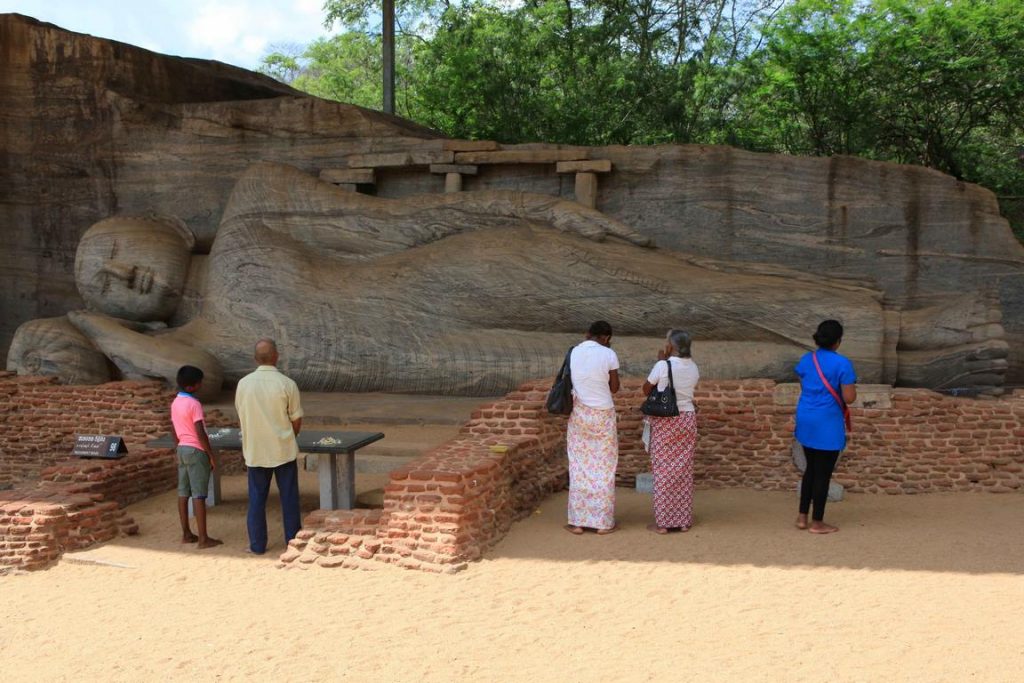 Sri Lanka. Bouddha couché de Gal Vihara dans la position du parinirvana.Sculpture de 14 m de long, XIe-XIIe siècle.