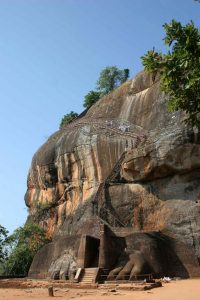 Sri Lanka. Sigiriya. Pour atteindre la citadelle royale, il fallait passer entre les pattes d'un énorme lion de pierre dont il ne reste aujourd'hui que les griffes.