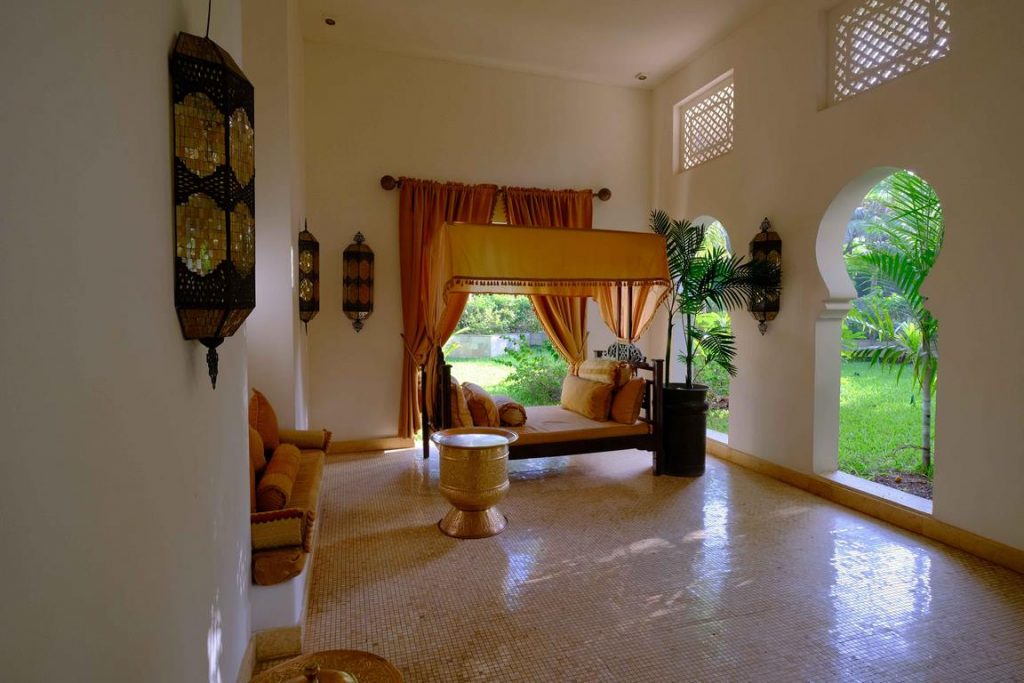 Zanzibar. Baraza resort. Décors d’inspiration swahili dans le lobby de l’hôtel.