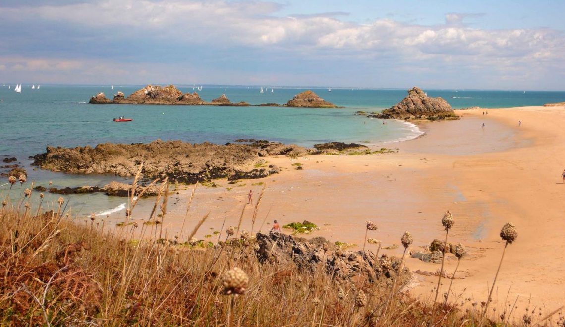 Considered to be one of Brittany's most beautiful beaches, the dune belt at Treac'h ar Goured stretches in an arc over 2km long, to the east of the island of Houat.