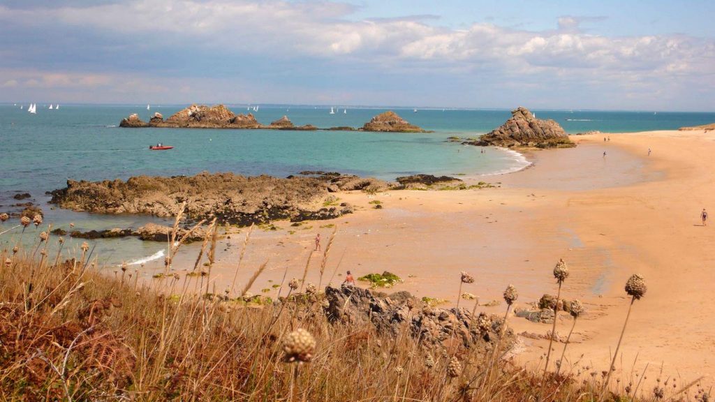 Considéré comme faisant partie des plus belles plages de Bretagne, le cordon dunaire de Treac'h ar Goured s'étire en arc de cercle sur plus de 2 km de long, à l'est de l'île de Houat.