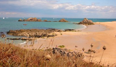 Considéré comme faisant partie des plus belles plages de Bretagne, le cordon dunaire de Treac'h ar Goured s'étire en arc de cercle sur plus de 2 km de long, à l'est de l'île de Houat.