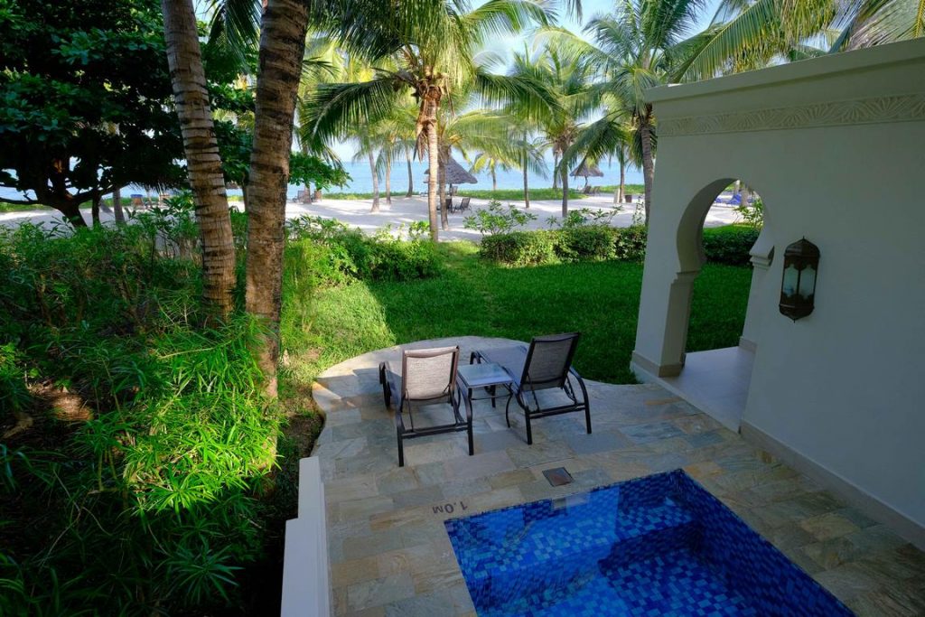 Zanzibar. Baraza resort. Chaque villa dispose d’une piscine privée, havre de sérénité, d’où l’on perçoit les vagues s’échouer au loin sur la barrière de corail. 