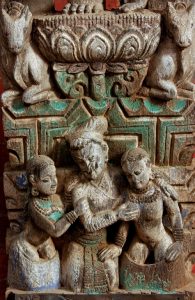 Vallée de Katmandou. Temple de Changu Narayan consacré au dieu hindou Vishnou. Un noble habillé est entouré de ses deux femmes dont les sexes sont dénudés.