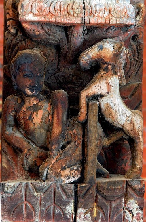 Patan. Vallée Neware de Katmandou. U Temple de Jagannarayan . Les poutres sont sculptées de sujets érotiques.