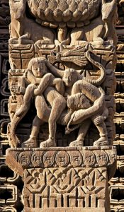 Vallée de Kathmandou. Hanuman Dhoka (Old Royal Palace). Ce qui fut la résidence du roi Privhvinarayan Shah au XVIIIe siècle, le Nautale Durbar, arbore sous sa toiture une série de quinze étais qui montrent des scènes érotiques à plusieurs partenaires. Cette statue figure un éléphant dont on peut distinguer la silhouette. L'éléphant est le symbole du chakra de base, le Muladhara, siège de la Kundalini.