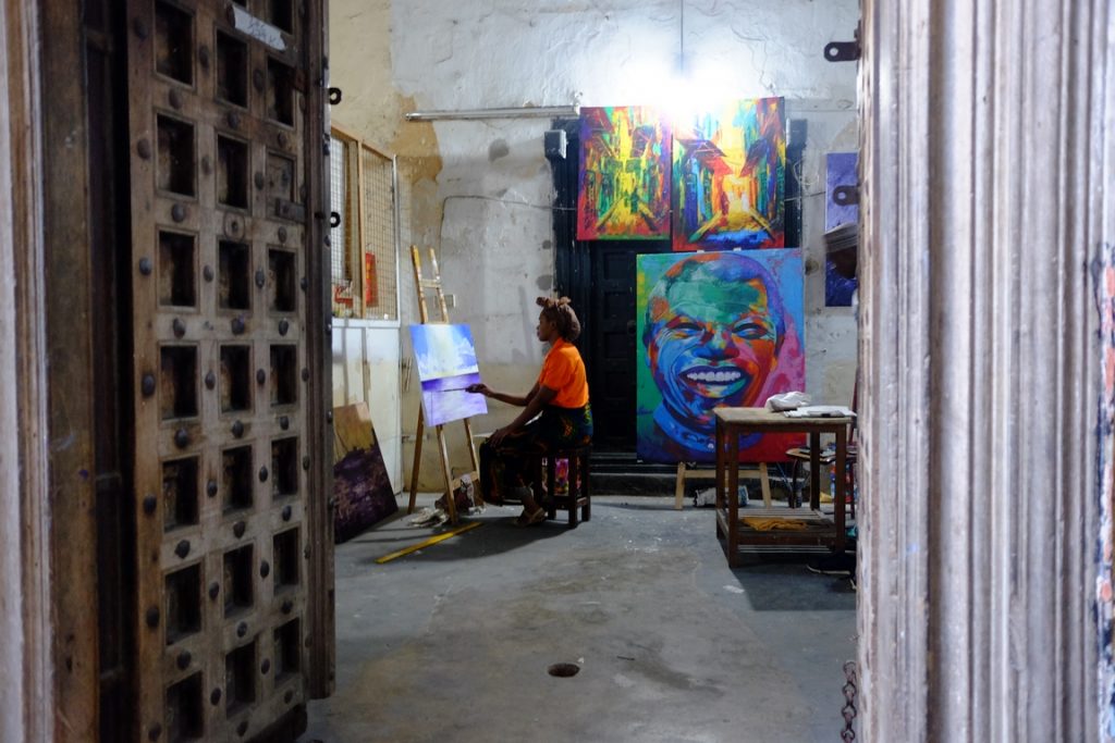 Zanzibar. Stone Town. Atelier d'une femme peintre.