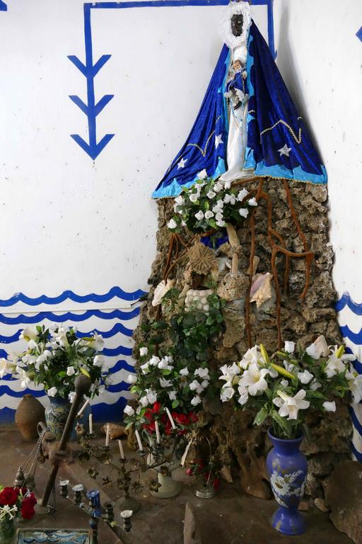 Trinidad. Temple de Santeria Yemayá. Yemayá est la déesse des océans et de la maternité chez les Bantous, mère de Changó, dieu guerrier du tonnerre et de la foudre. Cette Vierge noire qui tient un bébé blanc dans ses bras s’identifie avec la Vierge de Regla, un village proche de La Havane.