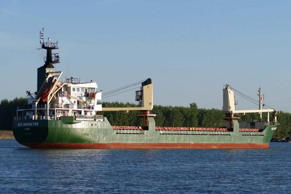 Roumanie. Danube. En amont de Galati, on croise un gros tanker qui arrive de la mer Noire.