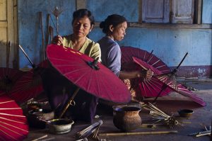Daw Nyo U Ohn Khing et Daw Hla Hla Aye peignent des ombrelles dans leur entreprise familiale. U Ohn Khing, Etat Shan, Pindaya, Myanmar (Birmanie). Copyright Emilie Chaix.