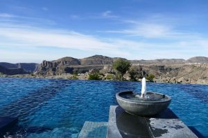 Oman. Au sein de l'Anantara, une piscine à débordement donne l'impression de nager à flanc de falaise.