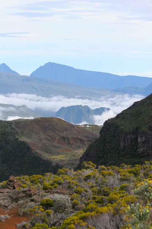 La Réunion. Vue sur la Roche Ecrite au centre et à gauche le Cimendef depuis la route du volcan. Ces 2 sommets sont situés sur le massif du Piton des Neiges.