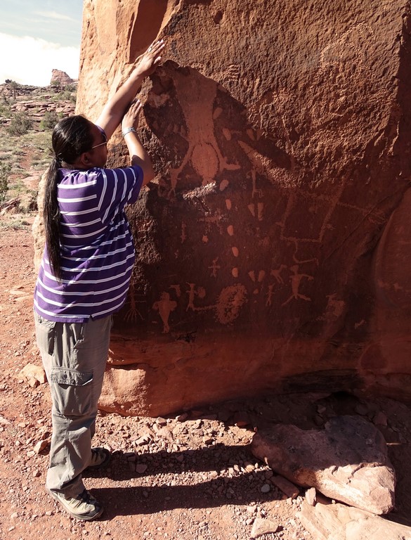Bertram Tsavadava, porteur des traditions du Clan du Maïs, explique que les gravures rupestres de Birthing Rock, dans l’Utah (États-Unis), représentent le mythe de l’Émergence primordiale de ses ancêtres Hopi.