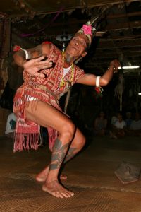 B Postel_Bornéo_chef de la longhouse exécutant la danse ngajat