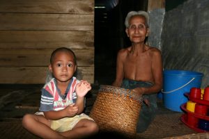 Borneo_enfant-Iban-et-sa-grand-mère.
