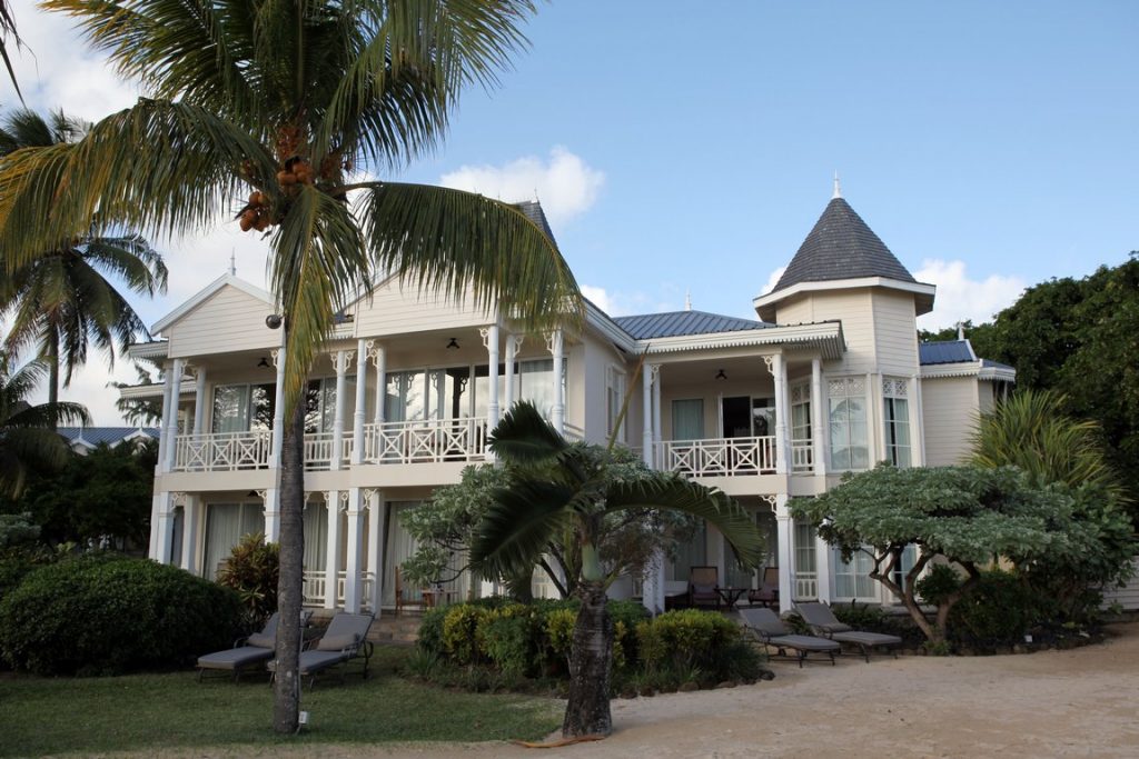 Heritage Le Telfair. Un des bâtiments hôtelier niché dans la verdure.