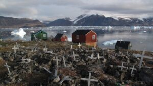Groenland. Hauteurs de Kullorsuaq. Les maisons sont au mileieu du cimetière.