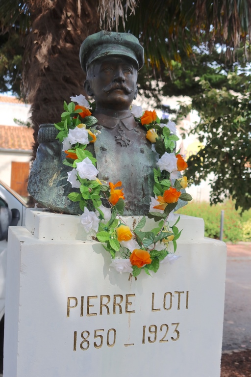 Bust of Pierre Loti in the Square Azyadé in Oléron, near the Maison des Aïeules.