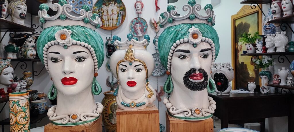  Sciacca est célèbre pour ses céramiques fines. Galerie Giuseppe di Schittone.