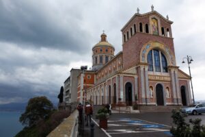 Le sanctuaire de Tindari se trouve au nord-est de la Sicile, à quelques kilomètres à l’est de Milazzo. Il abrite une Vierge noire qui attire de nombreux pèlerins.