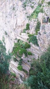 Capri. Via Krupp est le nom du sentier pavé situé sur l'île de Capri en Italie, qui relie la Marina piccola à la chartreuse Saint-Jacques et aux jardins d'Auguste.