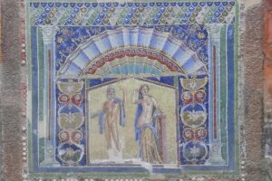 Herculanum. La maison de Sannitica remonte au 2ème siècle avant JC et est l'une des plus anciennes maisons de la ville mise au jour au début du XXe siècle. Cette mosaïque murale représente Neptune et Amphitrite.