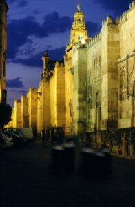 Cathédrale de Séville illuminée. L’édifice islamique dégradé a été remplacé par une construction gothique au XVe siècle.