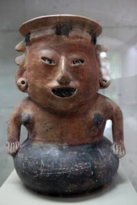 Musée de Xalapa. Mexique. Céramique de la côte centrale de Veracruz. 1200-100 av. J.C. B. Postel