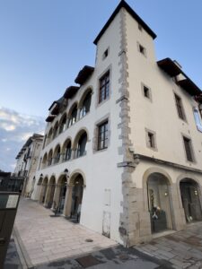 Saint-Jean-de-luz. Maison Lohobiague dite Louis XIV. Au deuxième étage, se trouvent les pièces et mobiliers les plus intéressants, dont le lit utilisé par Louis XIV.