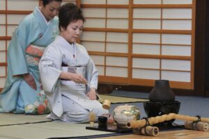 Japon. Cérémonie du Thé. La maîtresse de thé verse un peu d’eau chaude dans le bol avec la louche en bambou.