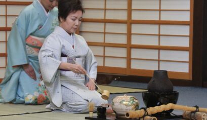 Japon. Cérémonie du Thé. La maîtresse de thé verse un peu d’eau chaude dans le bol avec la louche en bambou.