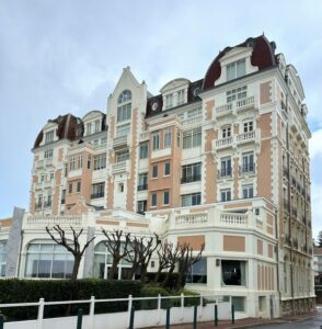 Saint-Jean-de-Luz. Façade du Grand Hôtel.