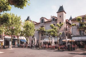 Sain-Jean-de-Luz. En 1960 sous la mandature d’Alfred Pose, la mairie, construite en 1656, est rénovée par l’architecte Maurice Darroquy qui agrandit les ouvertures et ajoute fenêtres et balcons. © Lezbroz