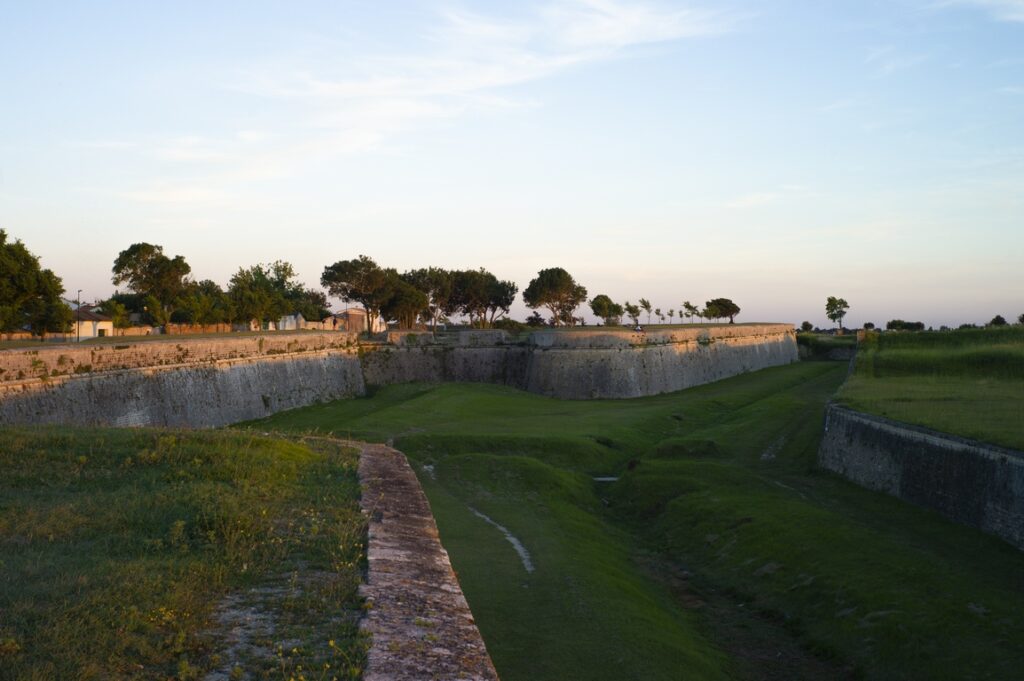 Île de Ré. Construites par Vauban, les fortifications de Saint-Martin-de-Ré sont uniques par leurs dimensions : 14 km de remparts sur un demi-cercle d'1,5 km de rayon.