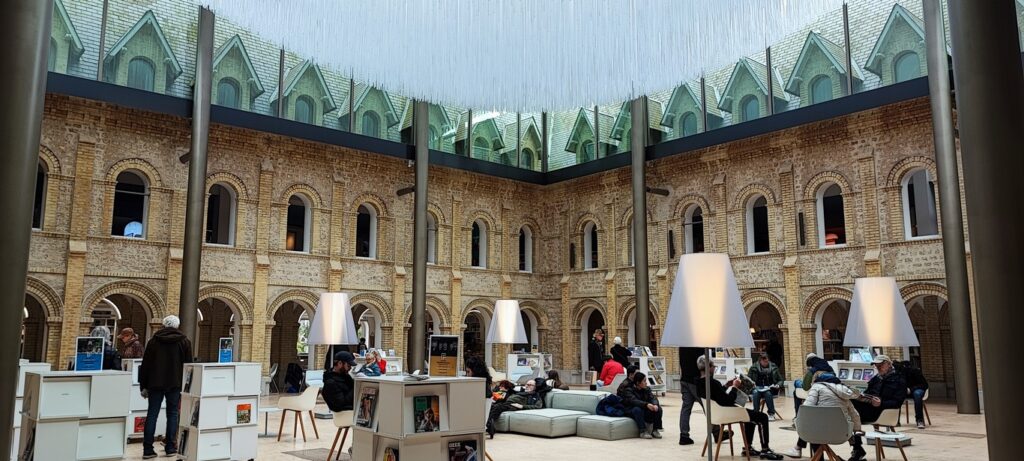 Deauville. Ré inventé par l’architecte Alain Moatti, lors de la rénovation du couvent des Franciscaines, ce cloitre couvert est aujourd’hui coiffé d’une haute verrière et d’un grand lustre.