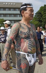 Japon. Yakuza paradant lors du festival Sanja Matsuri à Tokyo, dans le quartier d'Ayakusa.