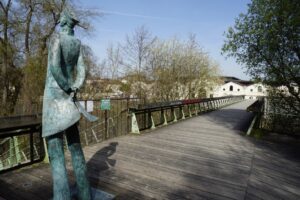 Angoulême. At the centre of the footbridge over the Charente is the superb statue of Corto Maltese, designed by Luc and Livio Benedetti. Hugo Pratt's hero, with his hands behind his back and his gaze directed towards the ocean, is the ideal guardian of this place.