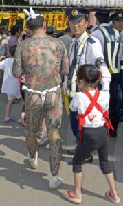 Japon. Yakuza vêtu d'un simple fundoshi lors du festival Sanja Matsuri au temple de Kannon à Tokyo.
