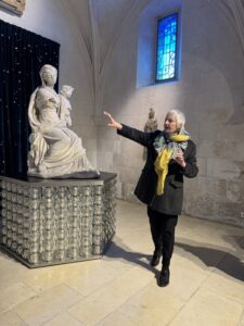 Trésor de la cathédrale d'Angoulême. Visite guidée par Marie Reine Bernard, guide agrée par la DRAC et dont la présence est obligatoire pour la visite.