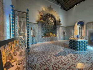 Trésor de la Cathédrale Saint-Pierre d’Angoulême a été mis en scène par l'artiste plasticien Jean-Michel Othoniel.