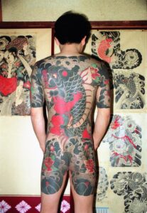 Japon. Tokyo. Tatouage réalisé par maître Horitake sur le dos et les cuisses d'un yakuza.