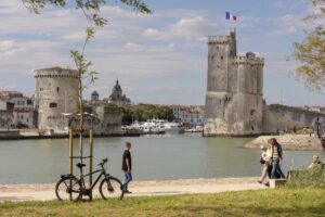 La Rochelle. La tour de la Chaine et la tour Saint Nicolas sont emblématiques du Vieux-Port, dont elles sont les majestueuses gardiennes.