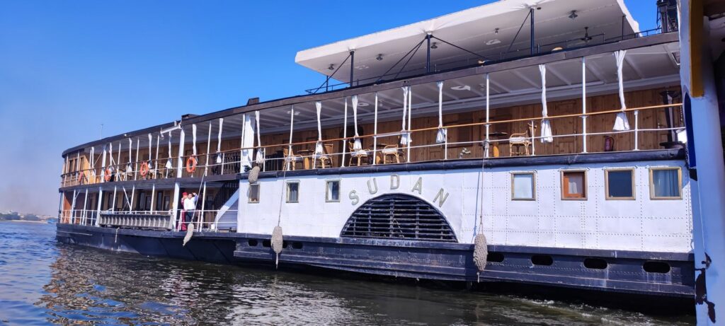 Sur le Steam Ship Sudan, les cabines sont accessibles depuis les coursives. 