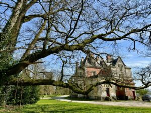 Le château de la Redortière est situé au bord du lac de Mas Chaban en Charente Limousine, au cœur d'un grand parc verdoyant.