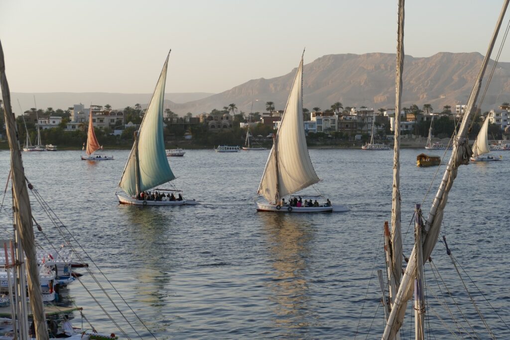 Egypte. Des dahabieh voguent sur le Nil à Louxor.